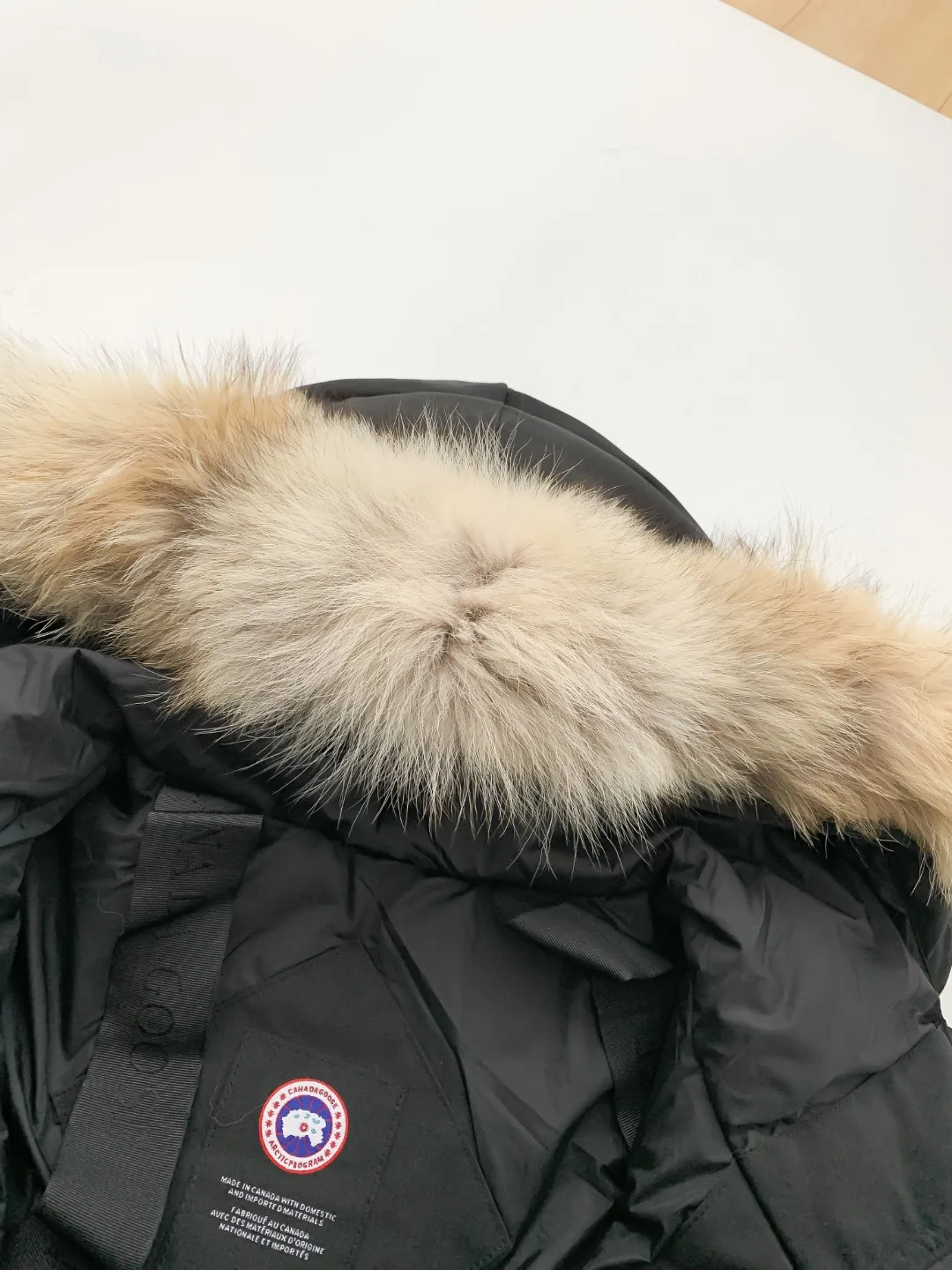 P780 Fake model pictures were taken at home. Colleagues please do not pass them off as stolen pictures! Style number: Y60-🇨🇦CANADA GOOES 24 new styles 08 styles/couple styles Factory direct supply: supplying global purchasing agents, micro-businesses, entities, Tmall, high-end stalls and studio cooperation, free shipping! Canada Goose Expedition Parka 2008 is the same style for men and women. It is mid-length and the most timeless classic. All Arctic and Antarctic scientific expedition teams choose Canada Goose as their cold-proof equipment. It is the Rolls-Royce of down jackets. ➖ Industry-leading anti-counterfeiting chip sensing. ➖ Imported Behringer embroidery machines and customized embroidery labels, the highest level and industry leading. ➖ Imported Korean 21-count polyester-cotton blended original fabric, TC85 waterproof coated fabric, water-repellent, windproof and wear-resistant. ➖ The new national standard 80 white duck down is filled with an average of 520 grams of down. The amount of down filled is industry-leading. ➖ 100% nylon lining with double double-layer sealing design to prevent velvet running, and seamless thread design on the cuffs! ➖ Western Canadian Green Wolf Collar. ➖ Yoshida YKK provides original factory-customized electroplated sliders. YKK two-way lockable zippers are tight and smooth and do not peel off paint. ➖ 3M composite Velcro is durable and the accessories and hardware are all custom-made. Note: Our copywriting is only simple and clear. Instead of bragging about the copywriting, it is better to compare and understand with samples. Only for the purest goose, the most dedicated, the most professional, the highest quality, the highest cost performance! Color: white red blue gray camouflage navy black SIZE:XS-XXL